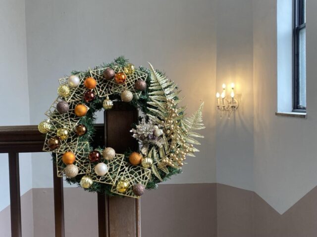 今日から大阪農林会館はクリスマスムード🎄
この1か月間だけ、クリスマスツリーが飾られ、音楽が流れ、朝から気持ちをワクワクさせてくれます🎶
毎年デザインの違うツリーとリース🎄
これを楽しみにしてるお客様もいるとのお声を頂き、毎年試行錯誤楽しみながら設置させていただいてます😆