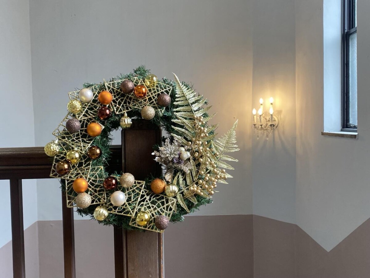 今日から大阪農林会館はクリスマスムード🎄
この1か月間だけ、クリスマスツリーが飾られ、音楽が流れ、朝から気持ちをワクワクさせてくれます🎶
毎年デザインの違うツリーとリース🎄
これを楽しみにしてるお客様もいるとのお声を頂き、毎年試行錯誤楽しみながら設置させていただいてます😆