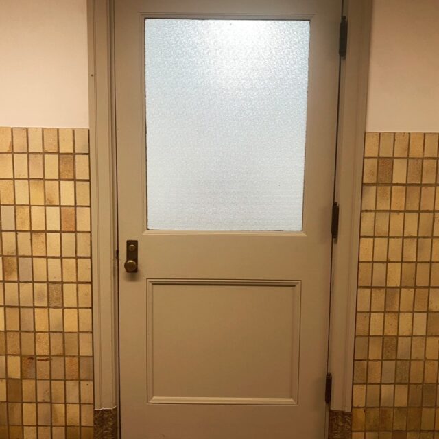 大阪農林会館
大人気の広さのお部屋！
5.11坪／16.91㎡というお手頃な広さ✨
入居者様　募集します！！！

竣工当初の1930年、このお部屋は
電話交換士・タイピストの方の控室として使われてました。
企業で働く女性が少なかった時代
このお部屋にいたのは世の中から憧れられる女性たち。
そこから95年、なぜかこのお部屋は
常に時代で輝く女性たちが使用してくれてました！

次は私たちが！との想いがある方、ご連絡ください♪

#レトロビル#近代建築
#テナント募集
#大阪農林会館#農林会館