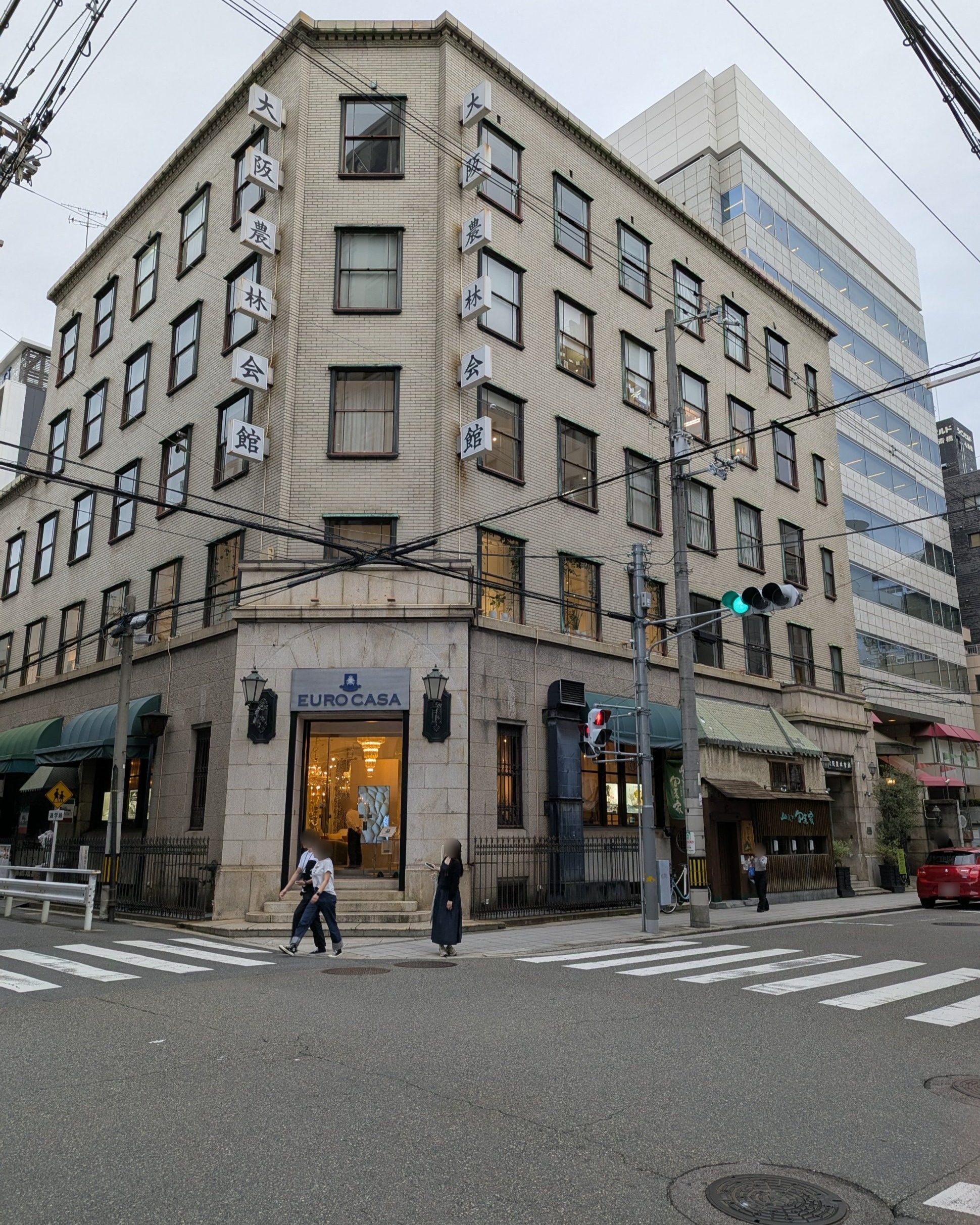 『イケフェス大阪2026』
10月24日（土）・25日（日）の2日間、
無事に閉幕いたしました🕍✨

あいにく2日間とも雨となりましたが、
足元の悪い中、たくさんの皆さまにご来館いただき
本当にありがとうございました☔️

傘を手に、廊下や階段をゆっくりと巡りながら
建物を眺めてくださる皆さまの姿に、
雨の日ならではの、あたたかな時間をいただきました😊

また、2日間ご協力いただきましたテナントの皆さま、
誠にありがとうございました🙇‍♀️

築96年を迎えた今も、
テナントの皆さまとともに日々の時間を重ねている大阪農林会館。
イケフェスの期間に限らず、
お近くにお越しの際は、ぜひまたお立ち寄りください✨

#大阪農林会館 #イケフェス大阪2026 #登録有形文化財 #レトロ建築 #南船場